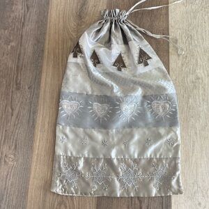 LARGE SILVER GREY EMBELLISHED SATIN DRAWSTRING GIFT BAG SNOWFLAKES HEARTS TREES